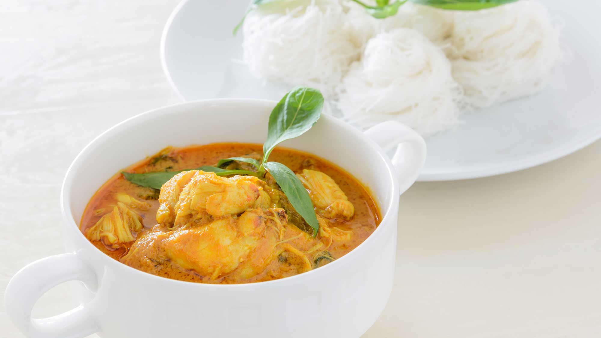 gelbe Curry Nudeln mit Poulet und Ananas
