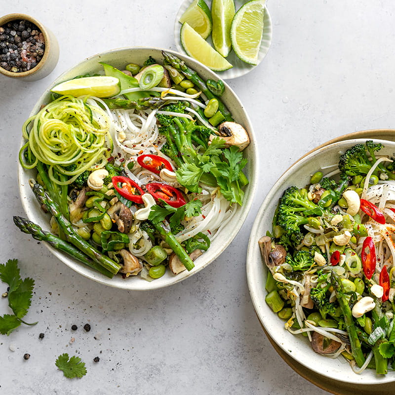 Frühlings-Wok mit Reis Nudeln