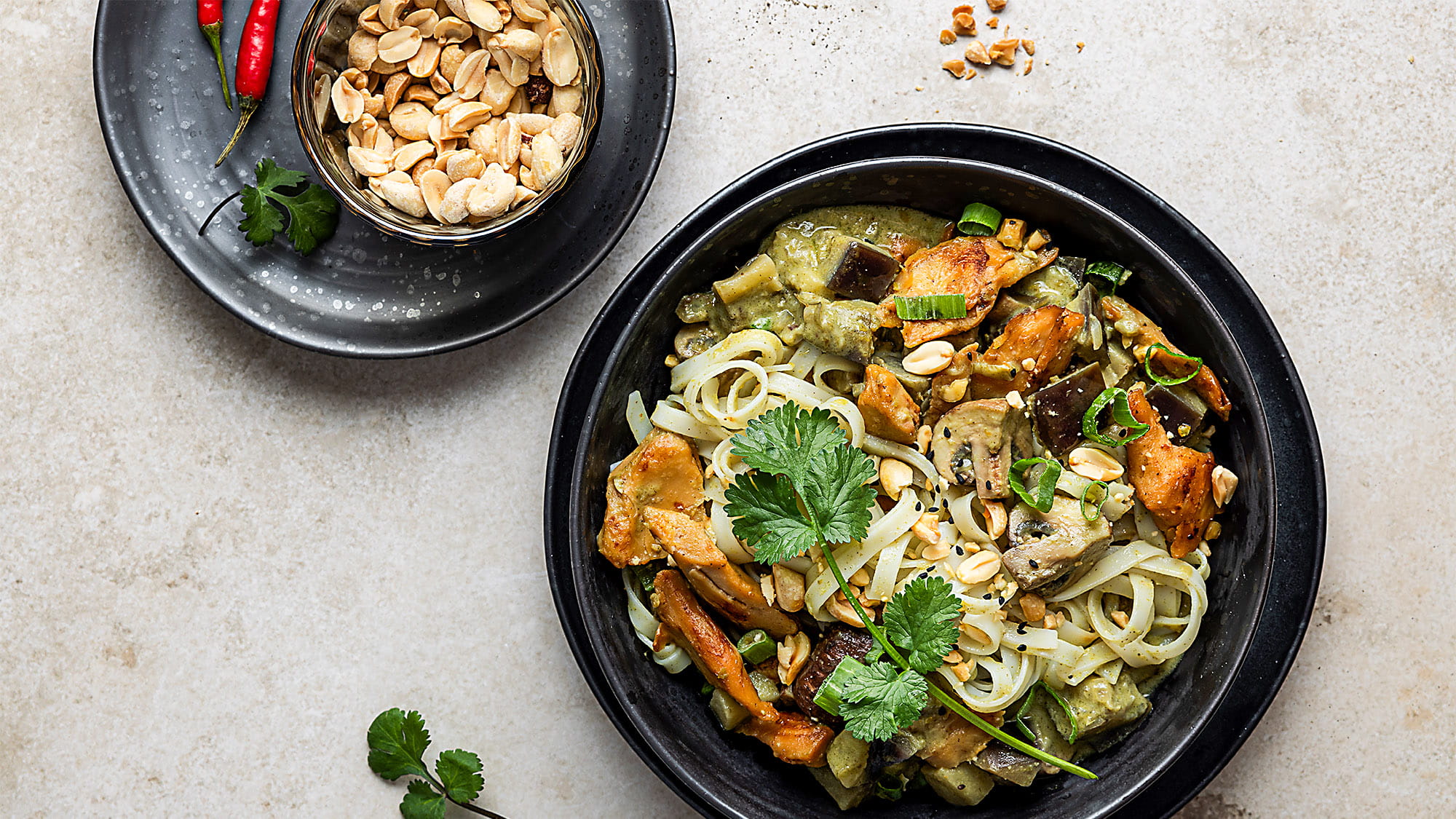 Grünes Auberginen-Reisnudel-Curry (mit Pilzen und Planted)