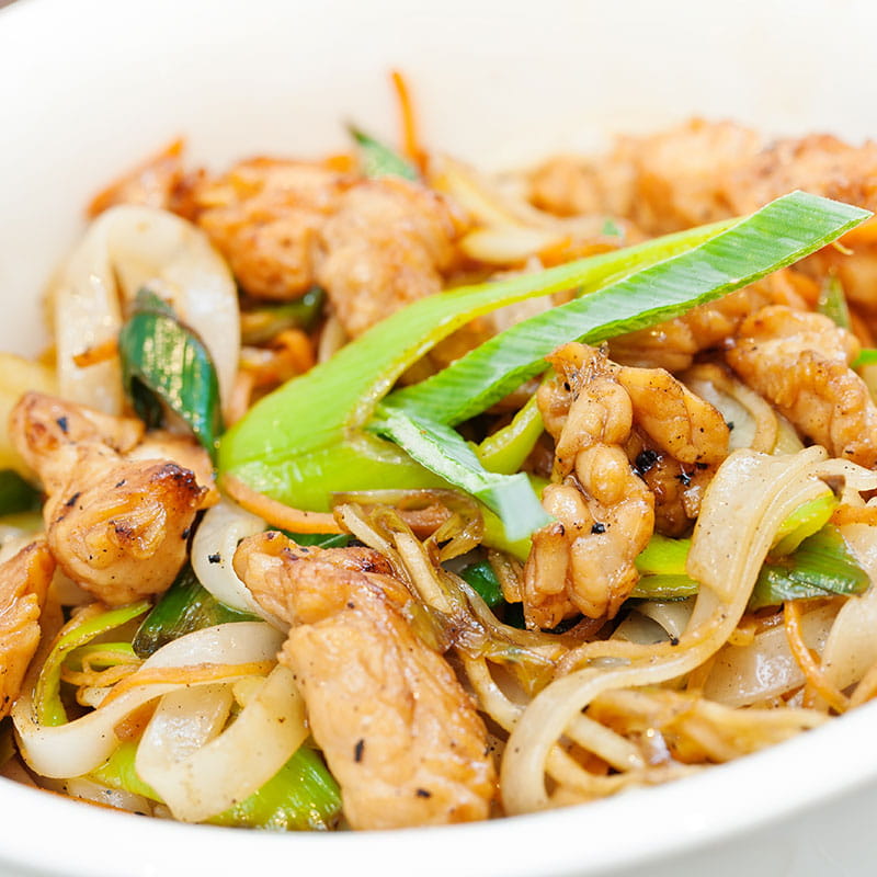 Curry-Nudeln mit Frühlingszwiebeln und Tofu