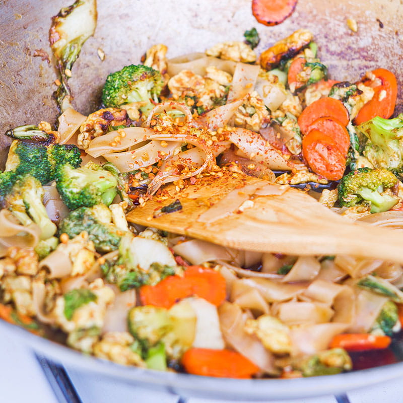 Gebratene Nudeln mit Hähnchen oder Gemüse