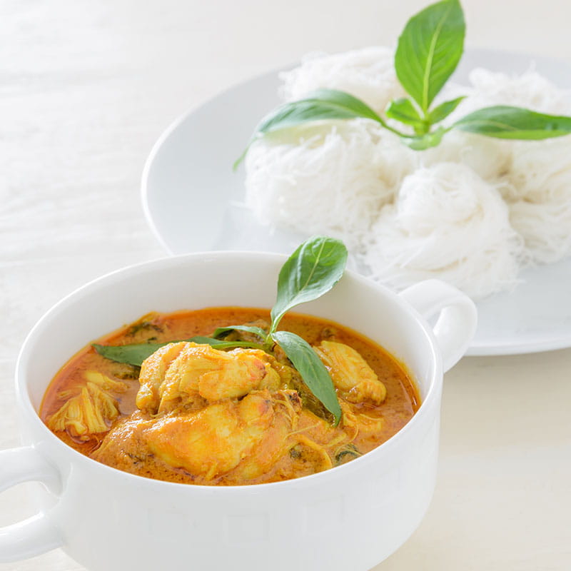 Gelbe Curry-Nudeln mit Poulet und Ananas