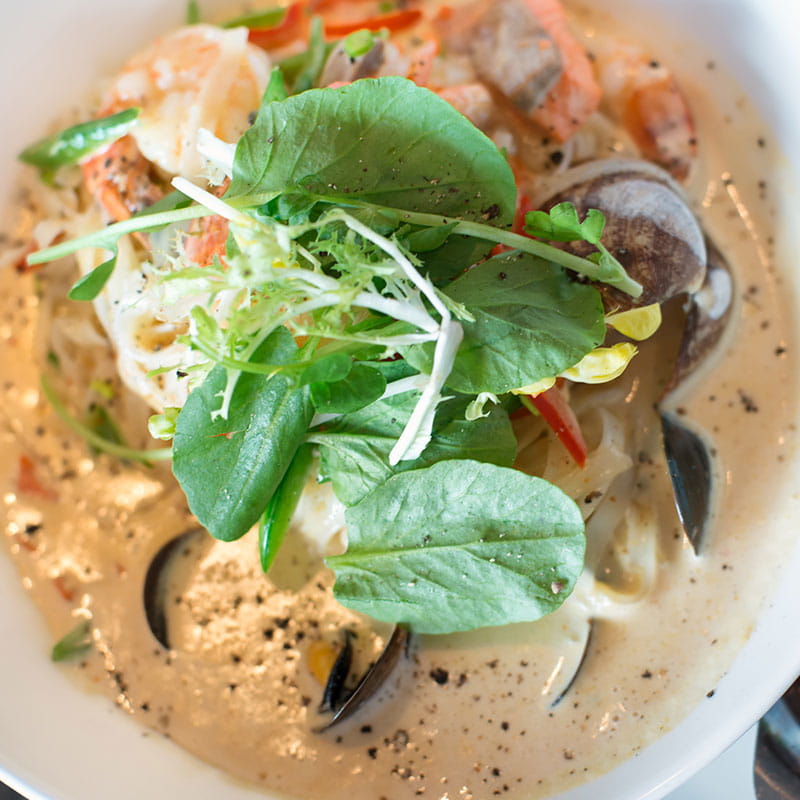 Kokosnuss-Suppe mit Jakobsmuscheln