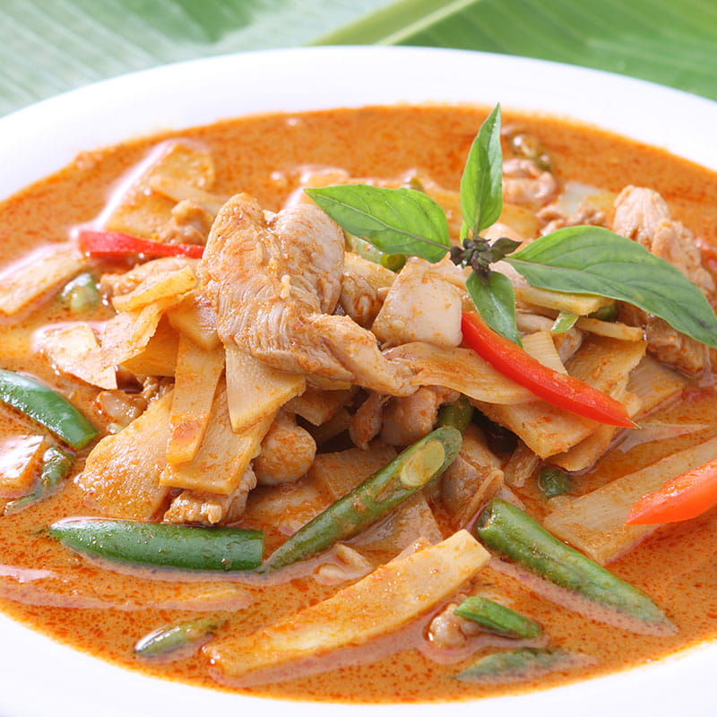 Scharfes rotes Curry mit Pouletfleisch und Bohnen