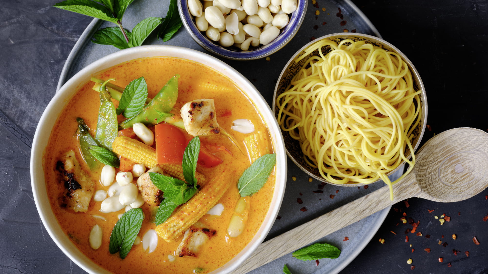 Panang Curry mit Poulet und Erdnüssen