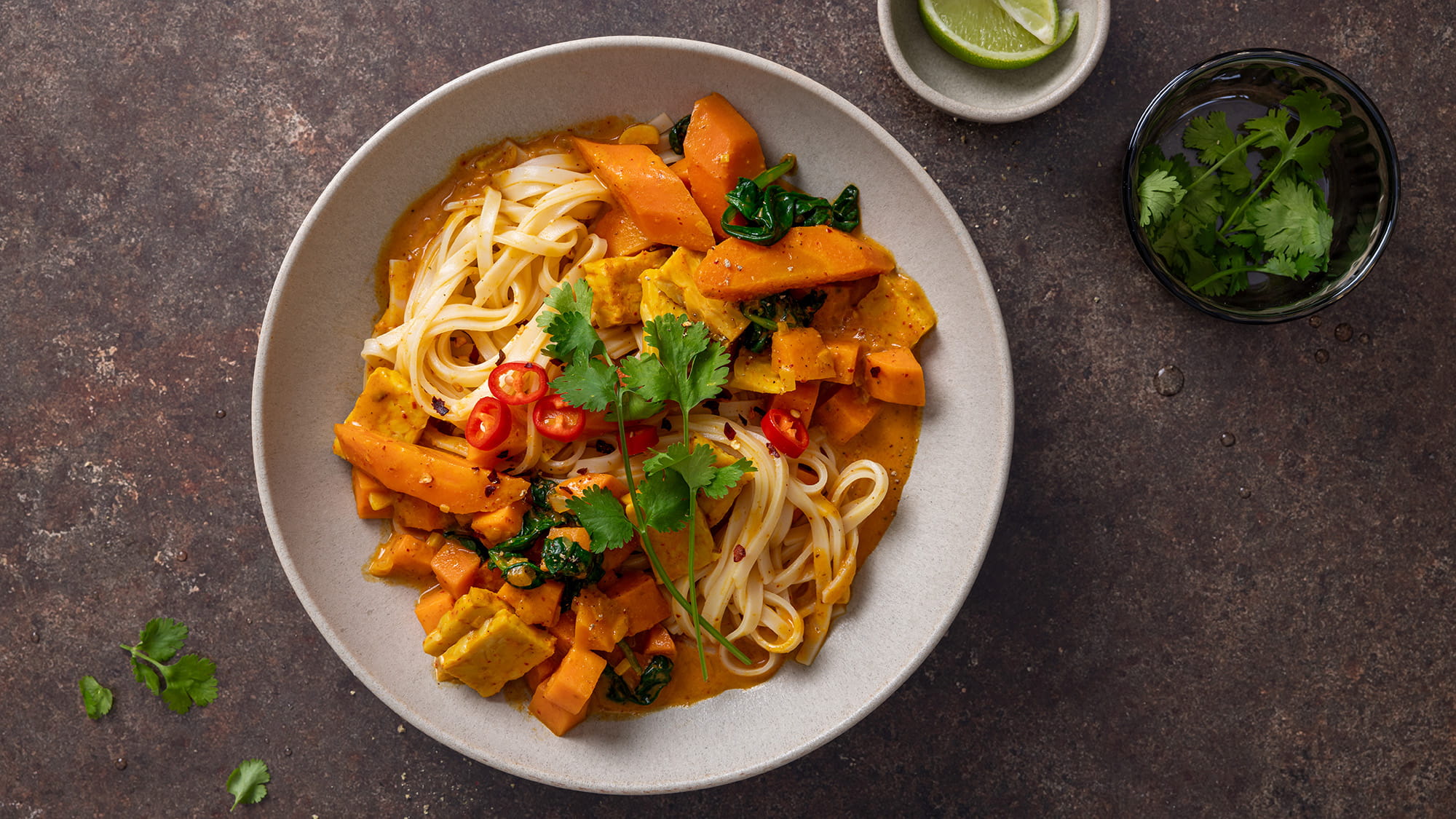 Gelbes Thai-Curry mit Tempeh und Reisnudeln