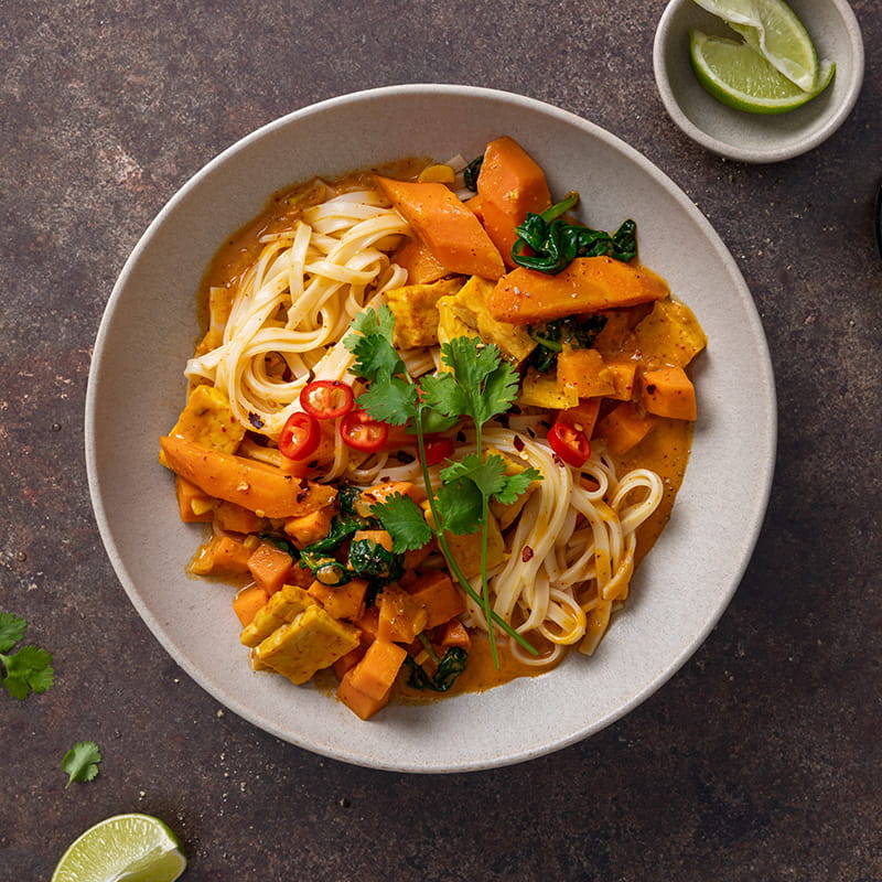Gelbes Thai-Curry mit Tempeh und Reisnudeln