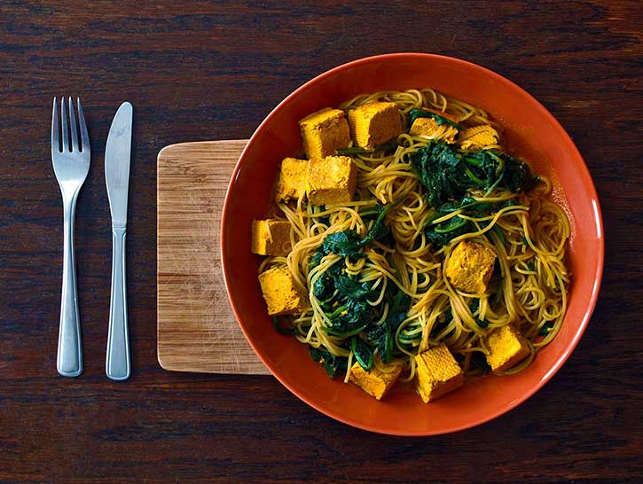 Curry-Nudeln mit Frühlingszwiebeln und Tofu