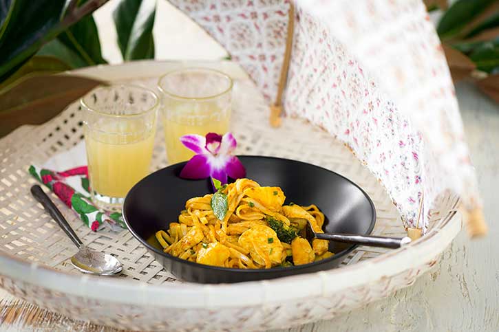 Gelbe Curry-Nudeln mit Poulet und Ananas
